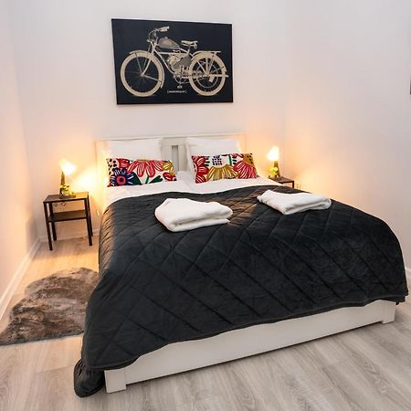 Perfect Location,Newly Decorated Modern, Large Place 60 M2, Really Quiet So You Can Have A Good Night Sleep, Ac, Netflix, Smart Tv, High-Speed Internet, World Famous New York Cafe Only 10 Minutes Walk บูดาเปสต์ ภายนอก รูปภาพ