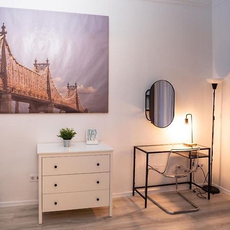 Perfect Location,Newly Decorated Modern, Large Place 60 M2, Really Quiet So You Can Have A Good Night Sleep, Ac, Netflix, Smart Tv, High-Speed Internet, World Famous New York Cafe Only 10 Minutes Walk บูดาเปสต์ ภายนอก รูปภาพ