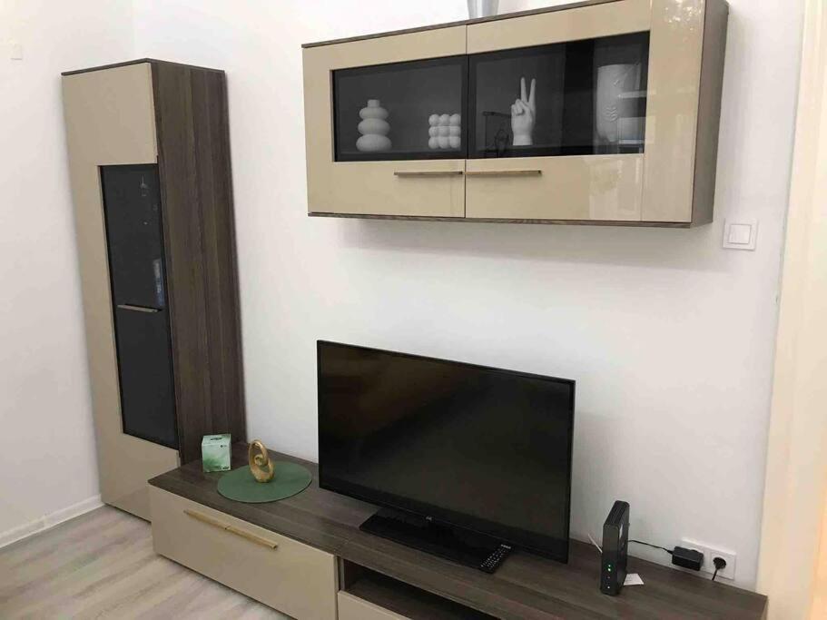 Perfect Location,Newly Decorated Modern, Large Place 60 M2, Really Quiet So You Can Have A Good Night Sleep, Ac, Netflix, Smart Tv, High-Speed Internet, World Famous New York Cafe Only 10 Minutes Walk บูดาเปสต์ ภายนอก รูปภาพ