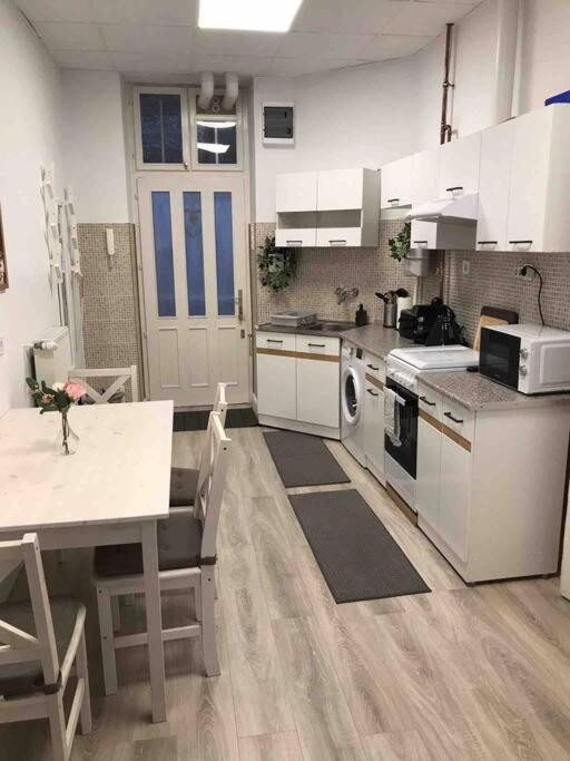 Perfect Location,Newly Decorated Modern, Large Place 60 M2, Really Quiet So You Can Have A Good Night Sleep, Ac, Netflix, Smart Tv, High-Speed Internet, World Famous New York Cafe Only 10 Minutes Walk บูดาเปสต์ ภายนอก รูปภาพ