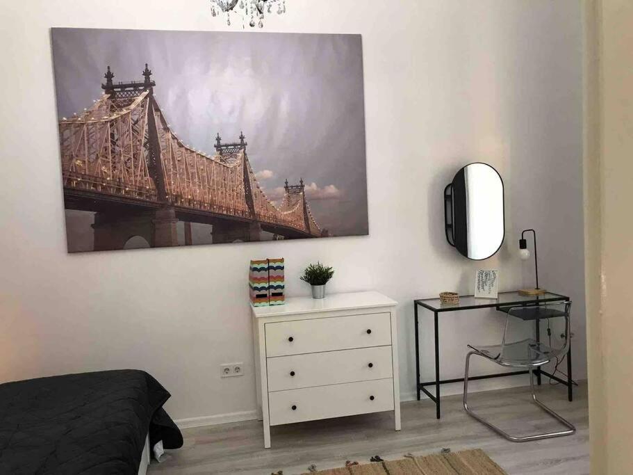 Perfect Location,Newly Decorated Modern, Large Place 60 M2, Really Quiet So You Can Have A Good Night Sleep, Ac, Netflix, Smart Tv, High-Speed Internet, World Famous New York Cafe Only 10 Minutes Walk บูดาเปสต์ ภายนอก รูปภาพ