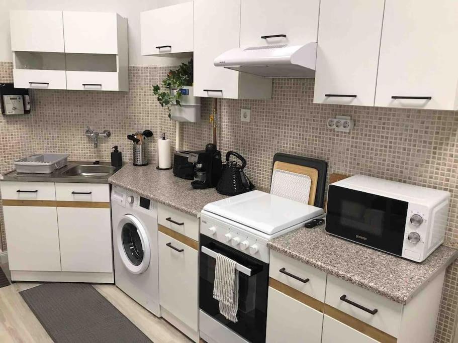Perfect Location,Newly Decorated Modern, Large Place 60 M2, Really Quiet So You Can Have A Good Night Sleep, Ac, Netflix, Smart Tv, High-Speed Internet, World Famous New York Cafe Only 10 Minutes Walk บูดาเปสต์ ภายนอก รูปภาพ