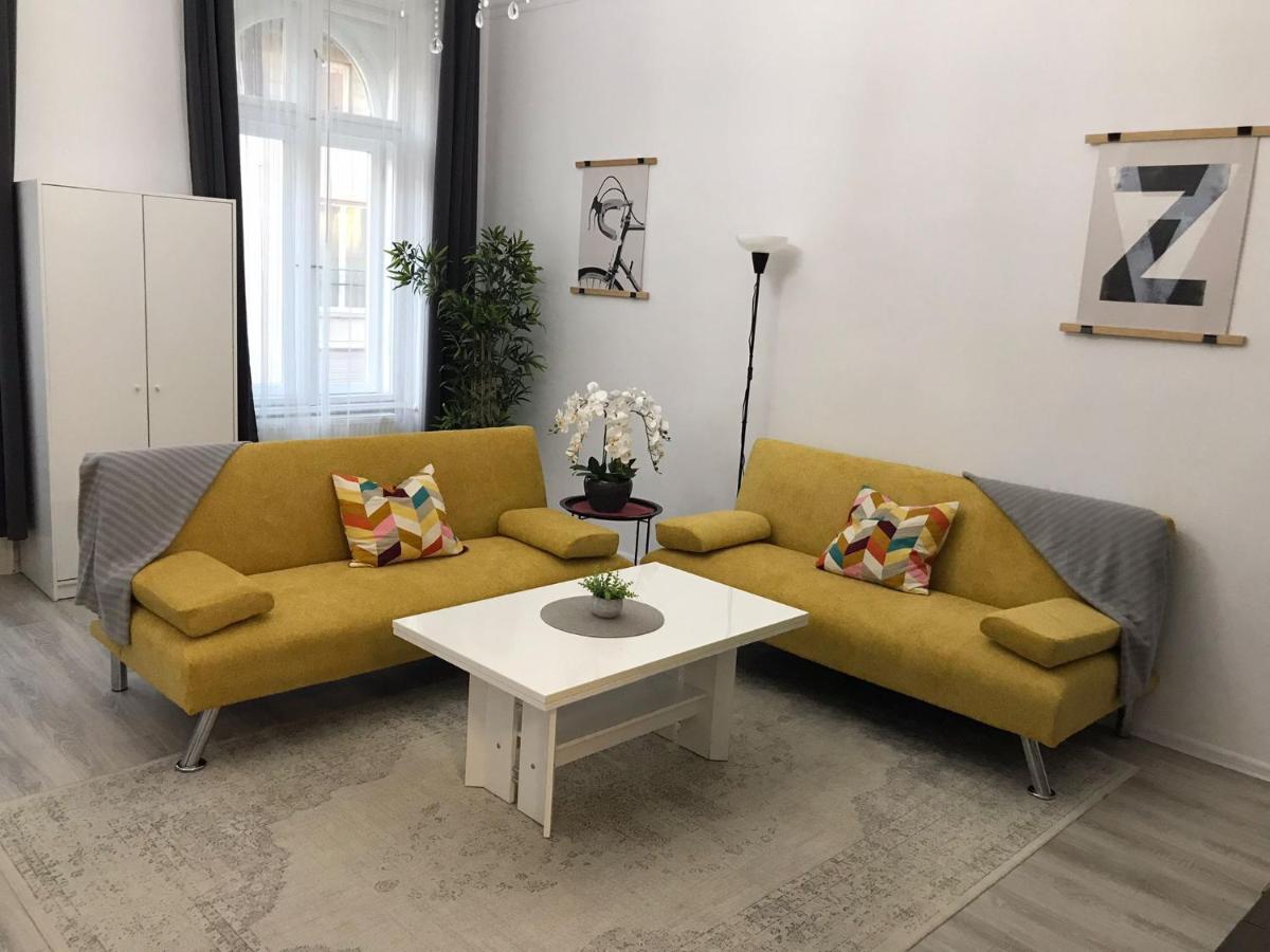 Perfect Location,Newly Decorated Modern, Large Place 60 M2, Really Quiet So You Can Have A Good Night Sleep, Ac, Netflix, Smart Tv, High-Speed Internet, World Famous New York Cafe Only 10 Minutes Walk บูดาเปสต์ ภายนอก รูปภาพ