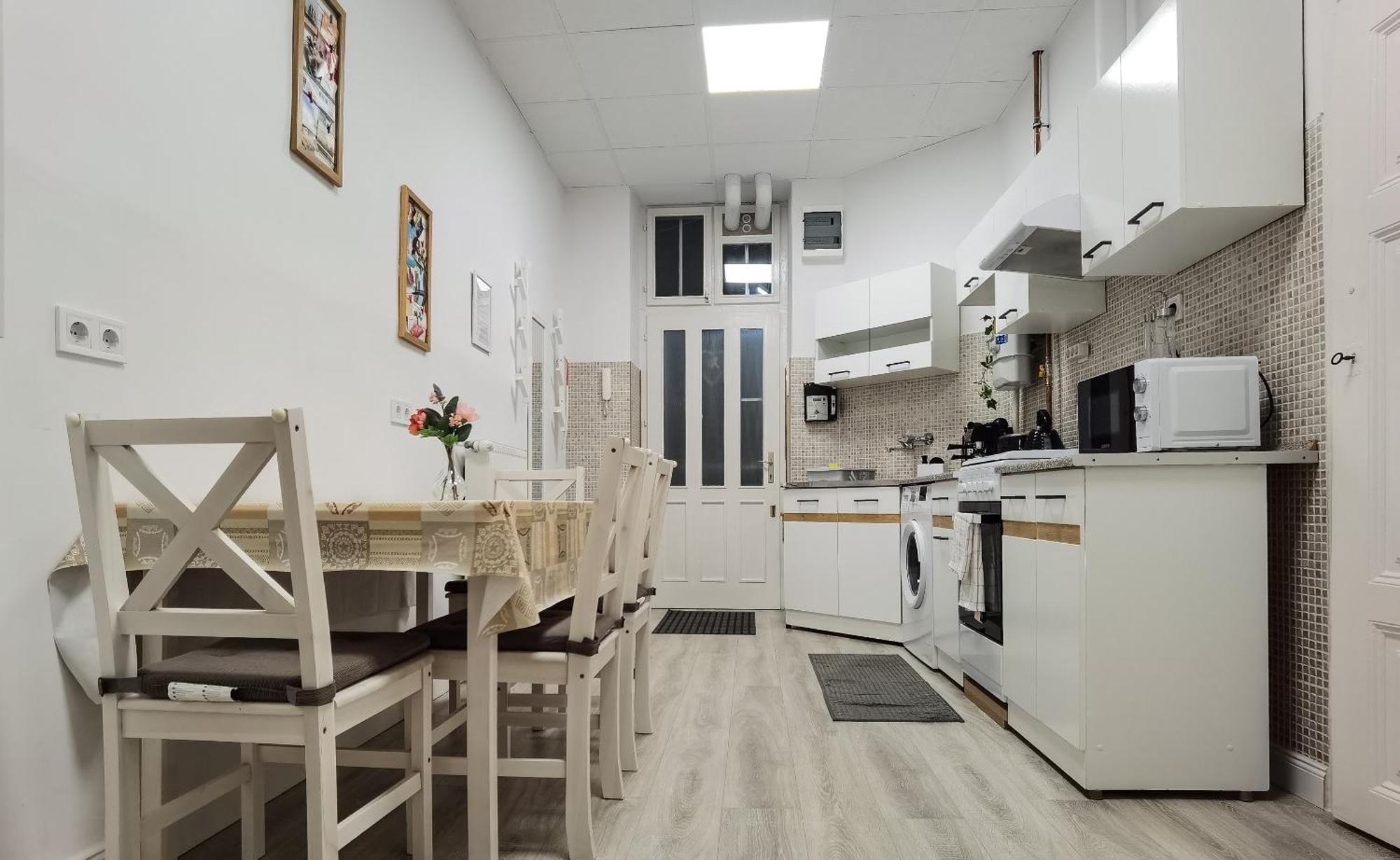 Perfect Location,Newly Decorated Modern, Large Place 60 M2, Really Quiet So You Can Have A Good Night Sleep, Ac, Netflix, Smart Tv, High-Speed Internet, World Famous New York Cafe Only 10 Minutes Walk บูดาเปสต์ ภายนอก รูปภาพ
