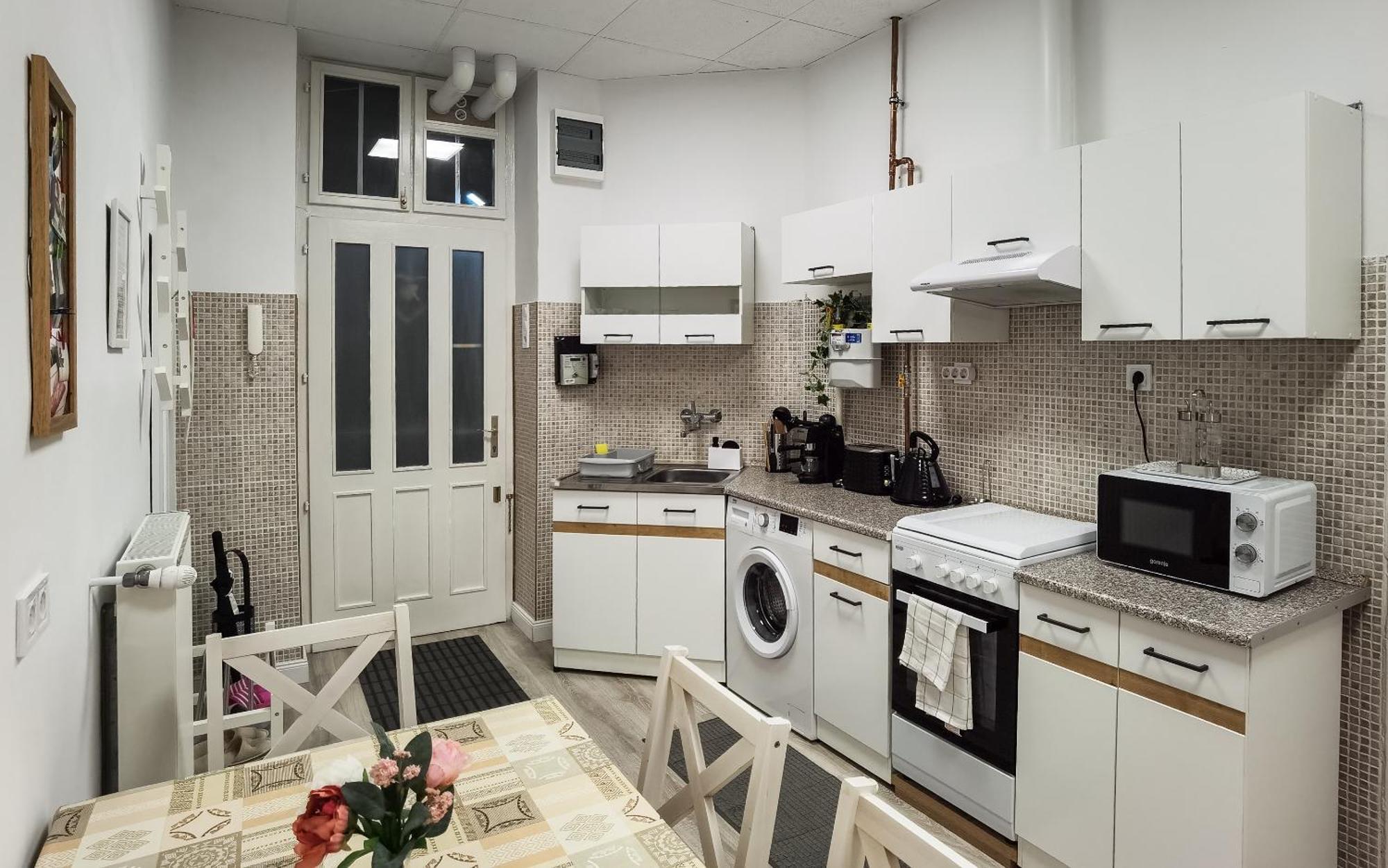 Perfect Location,Newly Decorated Modern, Large Place 60 M2, Really Quiet So You Can Have A Good Night Sleep, Ac, Netflix, Smart Tv, High-Speed Internet, World Famous New York Cafe Only 10 Minutes Walk บูดาเปสต์ ภายนอก รูปภาพ