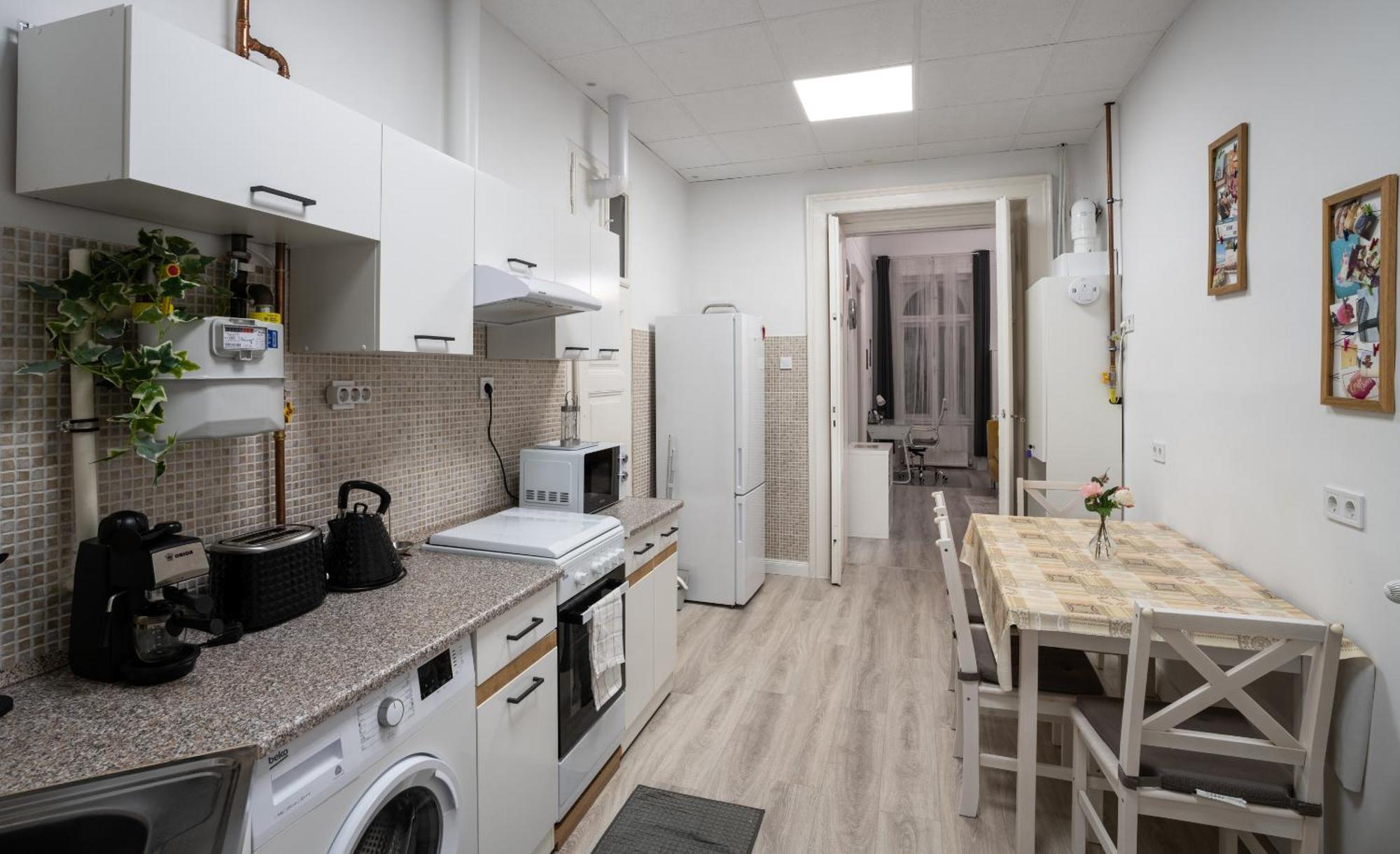 Perfect Location,Newly Decorated Modern, Large Place 60 M2, Really Quiet So You Can Have A Good Night Sleep, Ac, Netflix, Smart Tv, High-Speed Internet, World Famous New York Cafe Only 10 Minutes Walk บูดาเปสต์ ภายนอก รูปภาพ