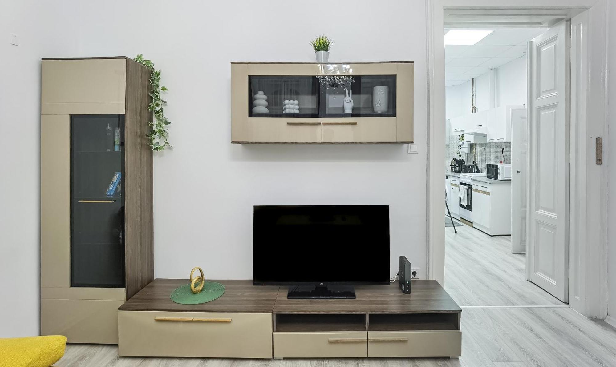 Perfect Location,Newly Decorated Modern, Large Place 60 M2, Really Quiet So You Can Have A Good Night Sleep, Ac, Netflix, Smart Tv, High-Speed Internet, World Famous New York Cafe Only 10 Minutes Walk บูดาเปสต์ ภายนอก รูปภาพ