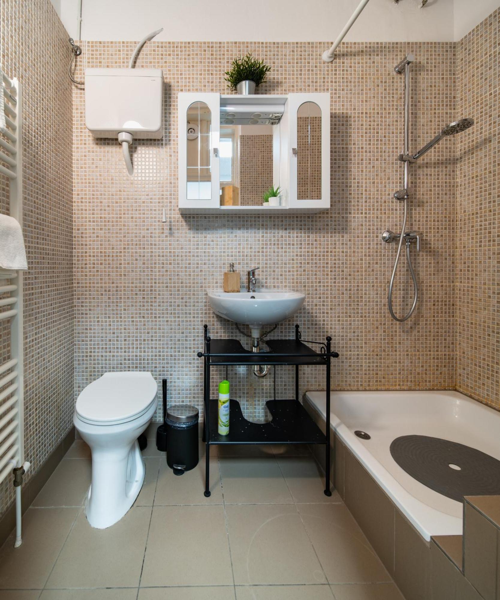 Perfect Location,Newly Decorated Modern, Large Place 60 M2, Really Quiet So You Can Have A Good Night Sleep, Ac, Netflix, Smart Tv, High-Speed Internet, World Famous New York Cafe Only 10 Minutes Walk บูดาเปสต์ ภายนอก รูปภาพ