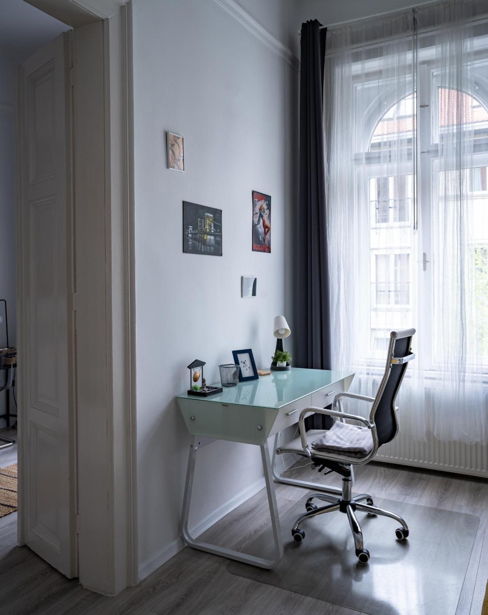Perfect Location,Newly Decorated Modern, Large Place 60 M2, Really Quiet So You Can Have A Good Night Sleep, Ac, Netflix, Smart Tv, High-Speed Internet, World Famous New York Cafe Only 10 Minutes Walk บูดาเปสต์ ภายนอก รูปภาพ