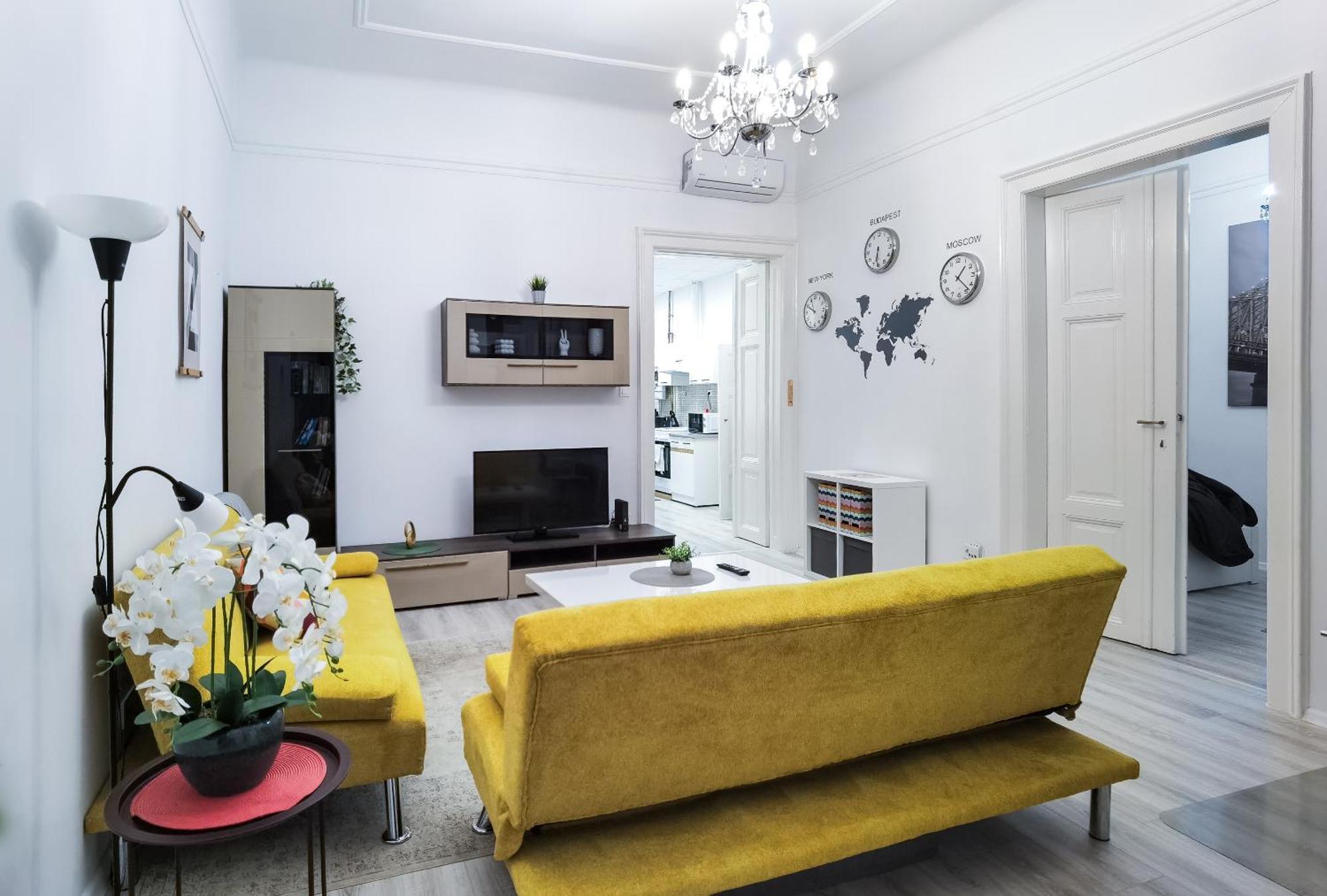 Perfect Location,Newly Decorated Modern, Large Place 60 M2, Really Quiet So You Can Have A Good Night Sleep, Ac, Netflix, Smart Tv, High-Speed Internet, World Famous New York Cafe Only 10 Minutes Walk บูดาเปสต์ ภายนอก รูปภาพ
