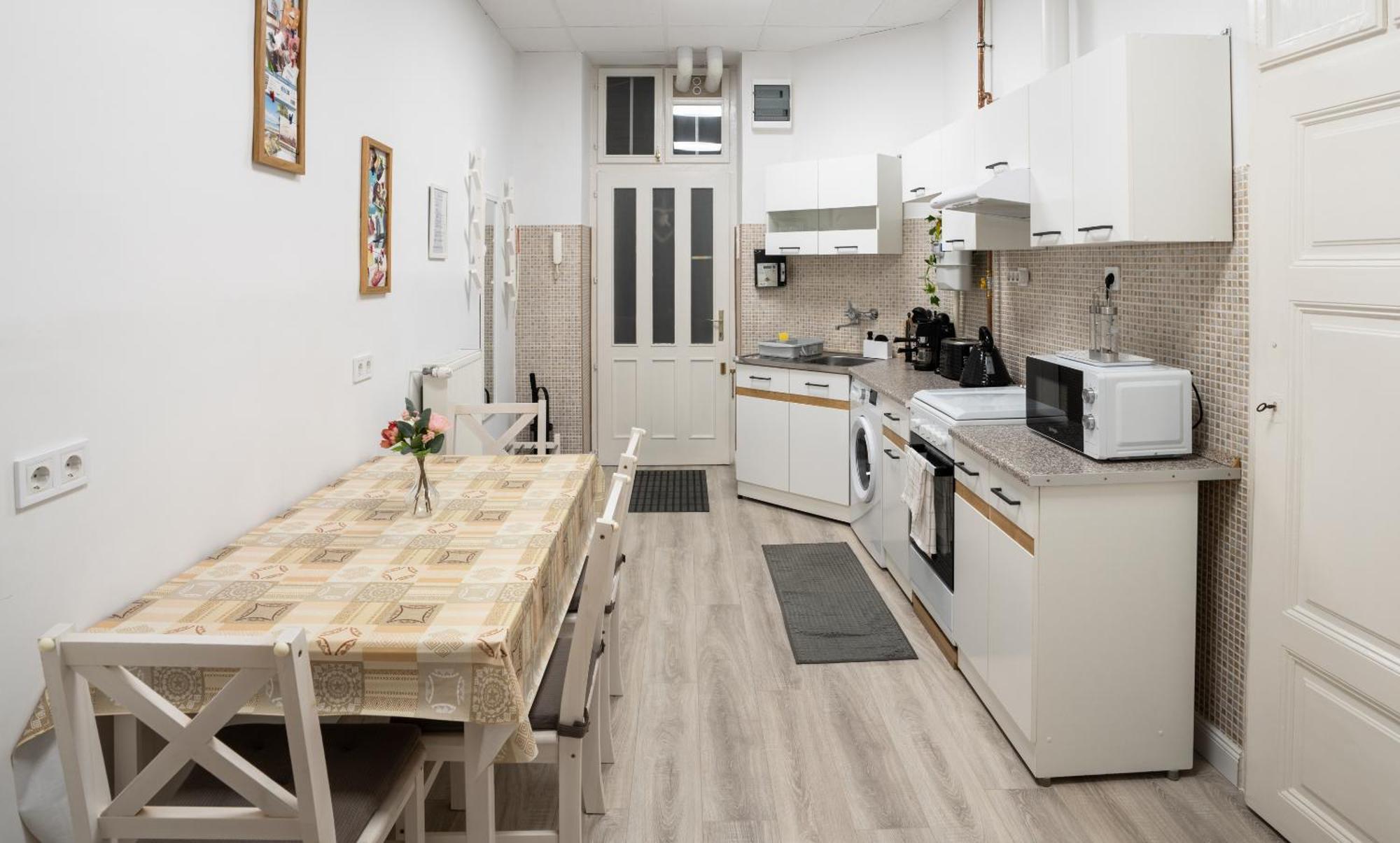 Perfect Location,Newly Decorated Modern, Large Place 60 M2, Really Quiet So You Can Have A Good Night Sleep, Ac, Netflix, Smart Tv, High-Speed Internet, World Famous New York Cafe Only 10 Minutes Walk บูดาเปสต์ ภายนอก รูปภาพ