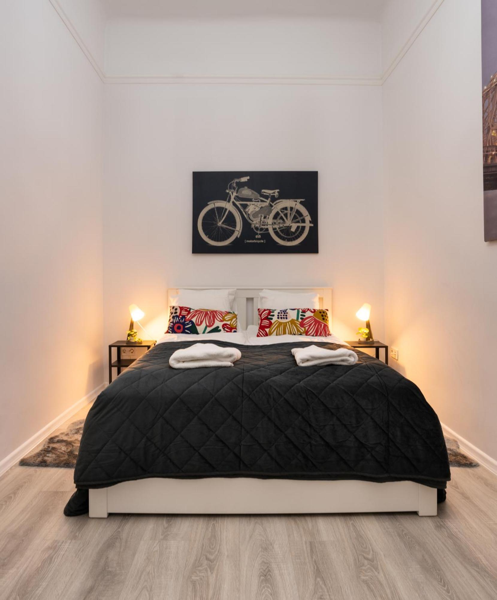 Perfect Location,Newly Decorated Modern, Large Place 60 M2, Really Quiet So You Can Have A Good Night Sleep, Ac, Netflix, Smart Tv, High-Speed Internet, World Famous New York Cafe Only 10 Minutes Walk บูดาเปสต์ ภายนอก รูปภาพ