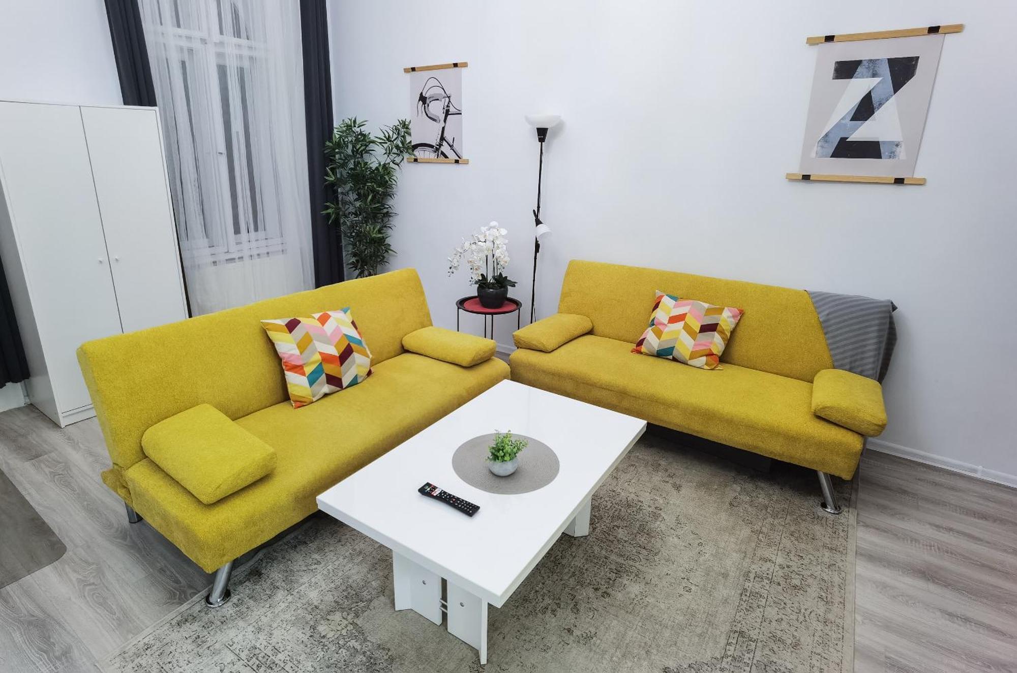 Perfect Location,Newly Decorated Modern, Large Place 60 M2, Really Quiet So You Can Have A Good Night Sleep, Ac, Netflix, Smart Tv, High-Speed Internet, World Famous New York Cafe Only 10 Minutes Walk บูดาเปสต์ ภายนอก รูปภาพ
