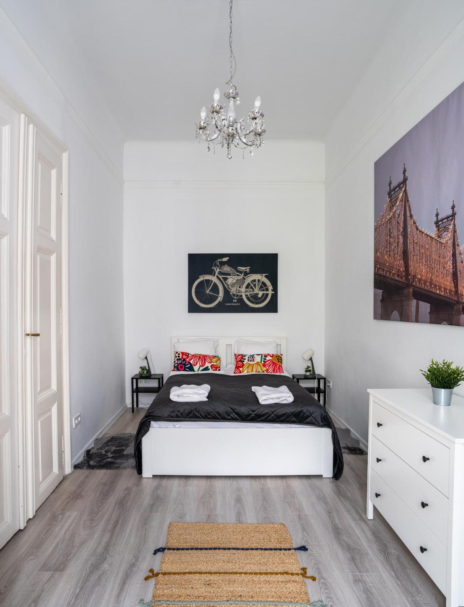 Perfect Location,Newly Decorated Modern, Large Place 60 M2, Really Quiet So You Can Have A Good Night Sleep, Ac, Netflix, Smart Tv, High-Speed Internet, World Famous New York Cafe Only 10 Minutes Walk บูดาเปสต์ ภายนอก รูปภาพ